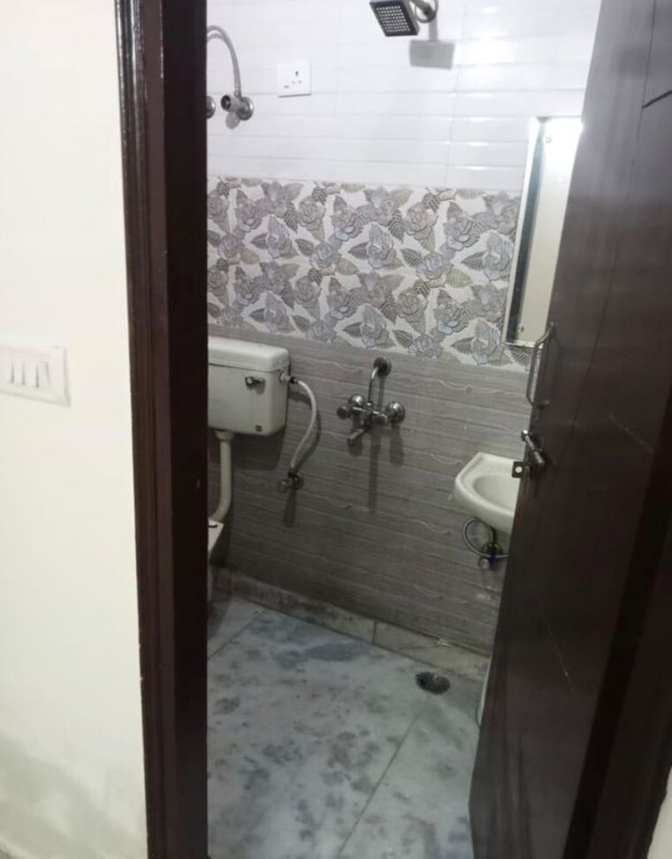 Bathroom, govindpuri 1 Bedroom 360 Sq.Ft. Builder Floor In Govindpuri Delhi 10361797