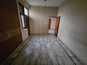 Room in 2 BHK Builder Floor at Phi Iii Greater Noida – for Rent