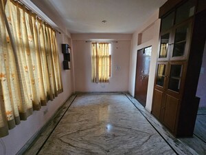Room in 2 BHK Builder Floor at Phi Iii Greater Noida – for Rent