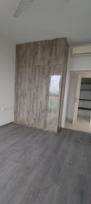 Room in 2.5 BHK Apartment at Ireo The Corridors, Sector 67a – for Rent