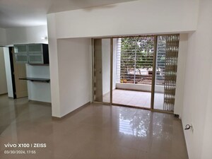 Room in 2 BHK Apartment at Anand Green Crest, Hadapsar – for Rent