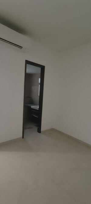 Room in 2 BHK Apartment at Smart World Orchard, Sector 61 – for Rent