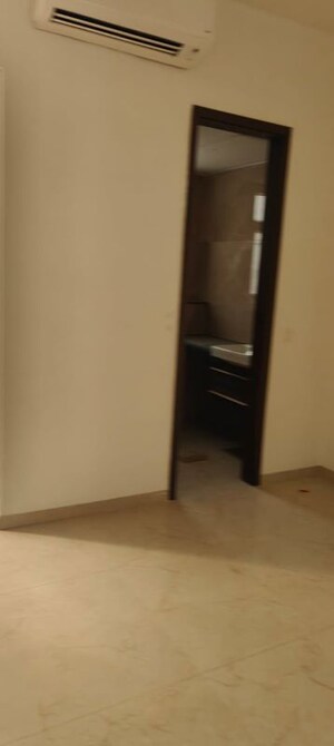 Room in 2 BHK Builder Floor at Smart World Orchard, Sector 61 – for Rent