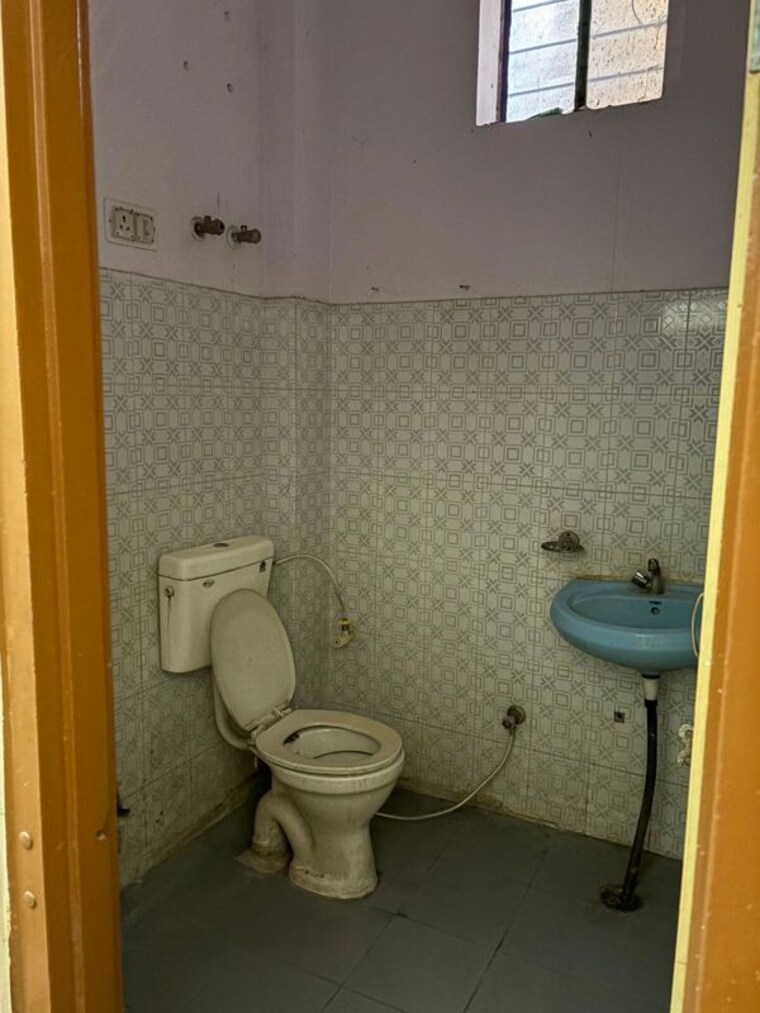 Bathroom, beliaghata 2 Bedroom 613 Sq.Ft. Apartment In Beliaghata Kolkata 10144545