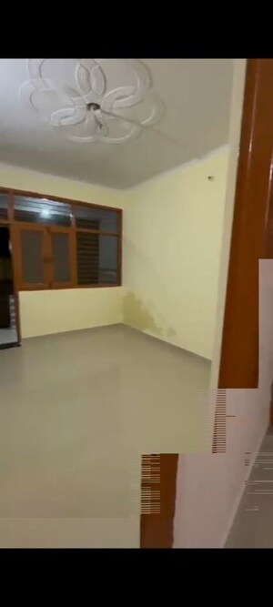 Room in 2 BHK Builder Floor at Omicron Iii Greater Noida – for Rent