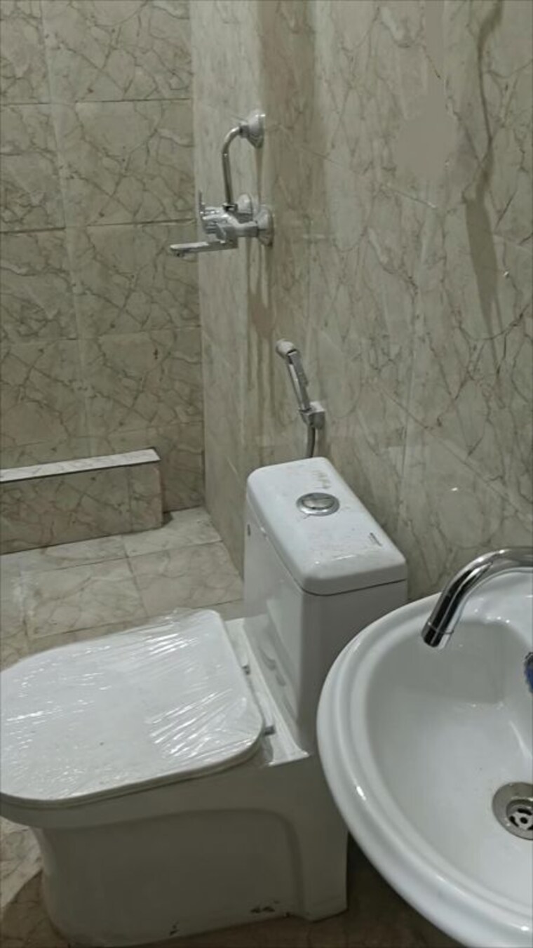 Bathroom, ardee-city 3.5 Bedroom 2000 Sq.Ft. Builder Floor In Sector 52 Gurgaon 10361936