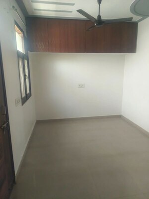 Room in 1.5 BHK Builder Floor at Sector 9a – for Rent