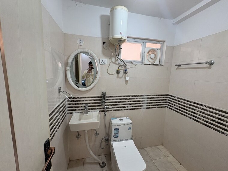 Bathroom, shree-vardhman-green-court 2 Bedroom 626 Sq.Ft. Apartment In Sector 90 Gurgaon 10361967