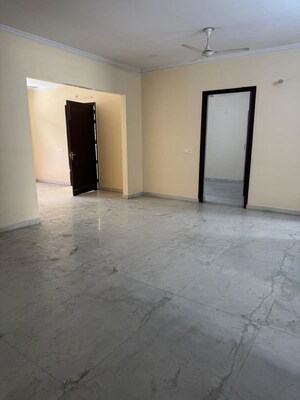 Room in 3 BHK Builder Floor at Sector 9a – for Rent