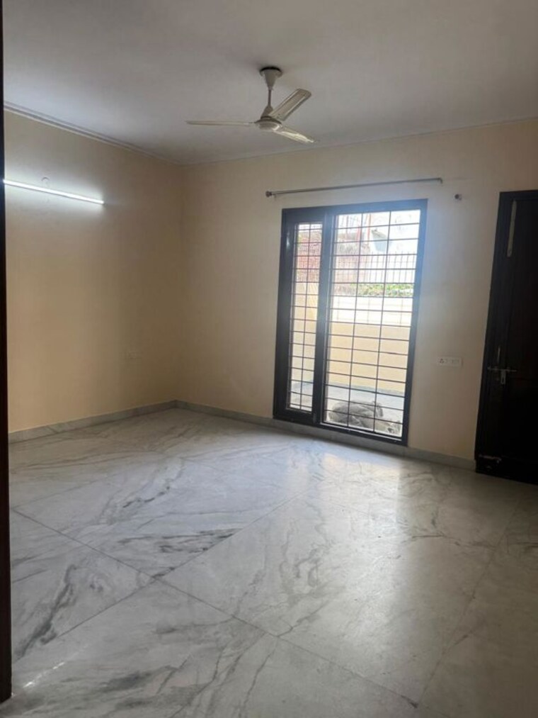 Room, sector 9a 3 Bedroom 2650 Sq.Ft. Builder Floor In Sector 9a Gurgaon 10361984
