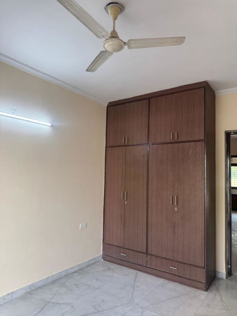 Room, sector 9a 3 Bedroom 2650 Sq.Ft. Builder Floor In Sector 9a Gurgaon 10361984