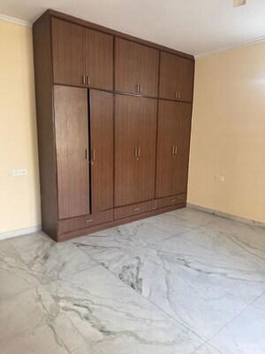 Room in 3 BHK Builder Floor at Sector 9a – for Rent