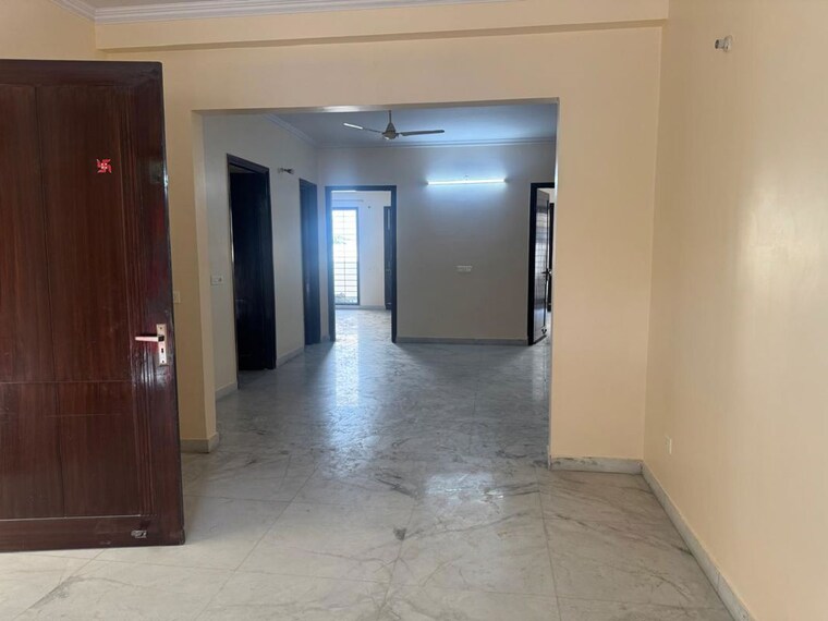 Room, sector 9a 3 Bedroom 2650 Sq.Ft. Builder Floor In Sector 9a Gurgaon 10361984