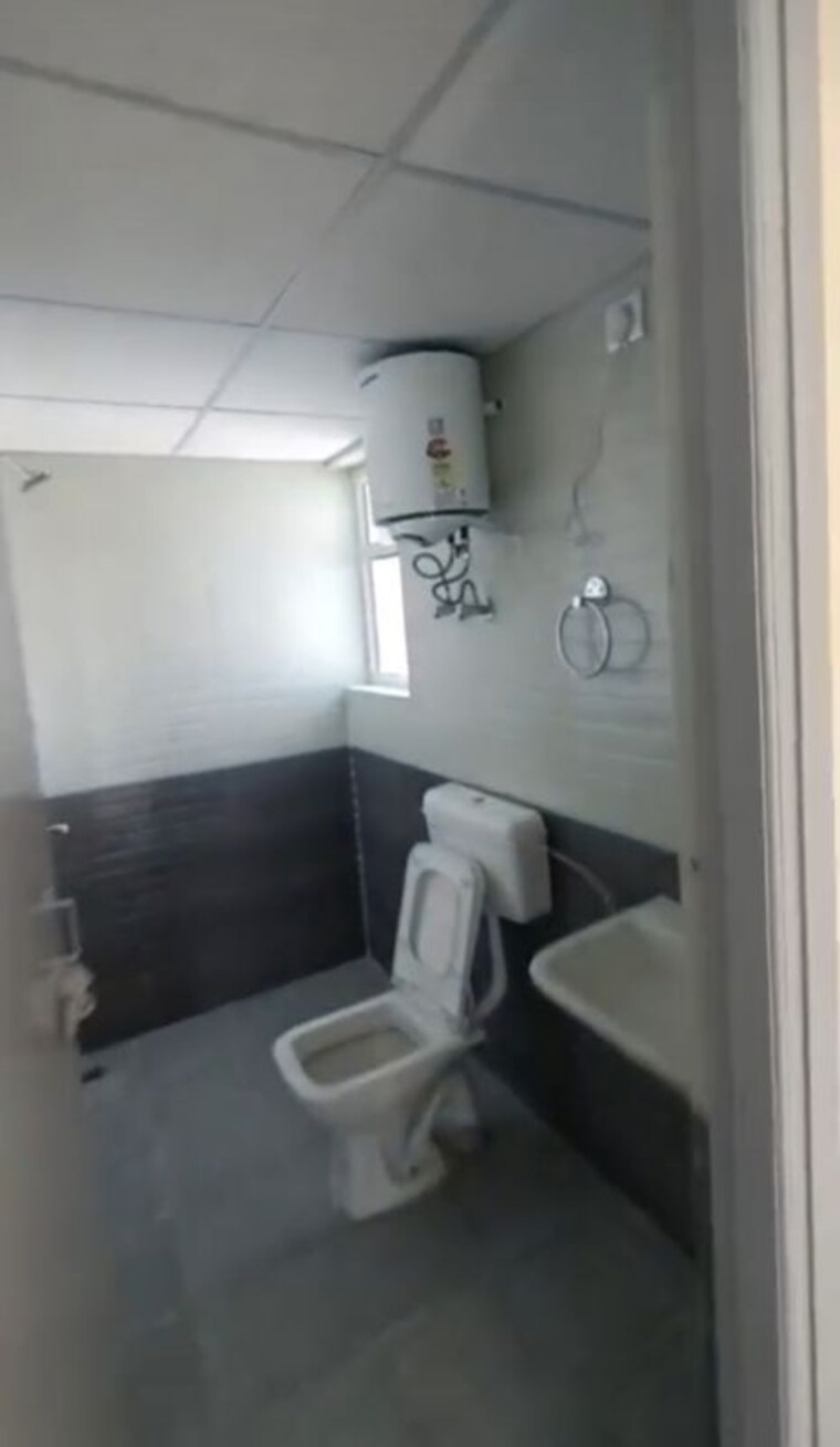 Bathroom, rof-alante 2.5 Bedroom 1250 Sq.Ft. Apartment In Sector 108 Gurgaon 10274845