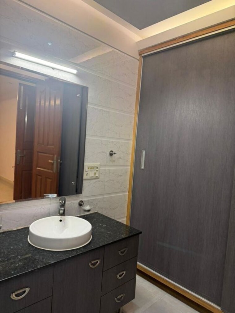 Bathroom, lajpat nagar i 2 Bedroom 100 Sq.Yd. Builder Floor In Lajpat Nagar I Delhi 10362114