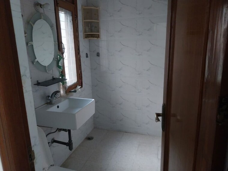 Bathroom, lajpat nagar i 2 Bedroom 100 Sq.Yd. Builder Floor In Lajpat Nagar I Delhi 10362148
