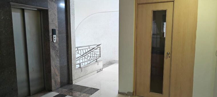 Room, thane west Commercial Office Space 900 Sq.Ft. In Thane West Thane 10362153