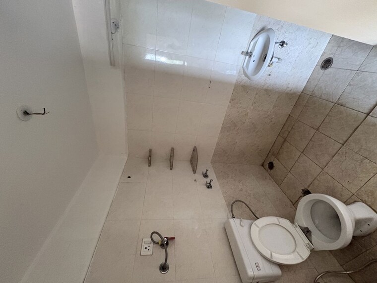 Bathroom, shree-vardhman-green-court 2 Bedroom 390 Sq.Ft. Apartment In Sector 90 Gurgaon 10362164