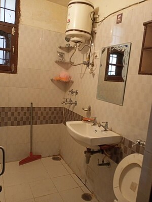 Team Area in 1 RK Builder Floor at Sector 63 – for Rent