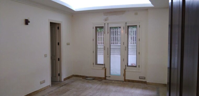 Room, lajpat nagar i Commercial Shop 900 Sq.Ft. In Lajpat Nagar I Delhi 10361637
