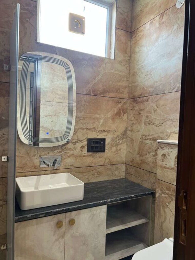 Bathroom, ashok vihar 3 Bedroom 150 Sq.Yd. Builder Floor In Ashok Vihar Delhi 10362266