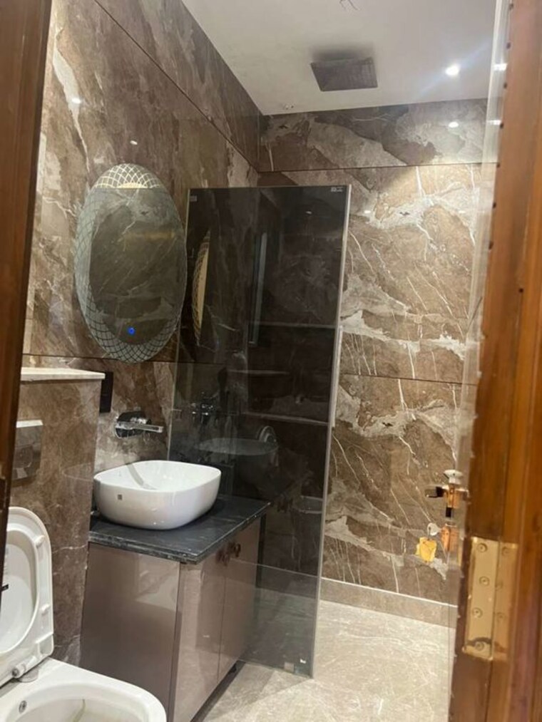Bathroom, ashok vihar 3 Bedroom 150 Sq.Yd. Builder Floor In Ashok Vihar Delhi 10362266