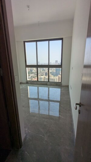 Room in 4 BHK Apartment at Prestige Jasdan Classic, Mahalaxmi – for Rent
