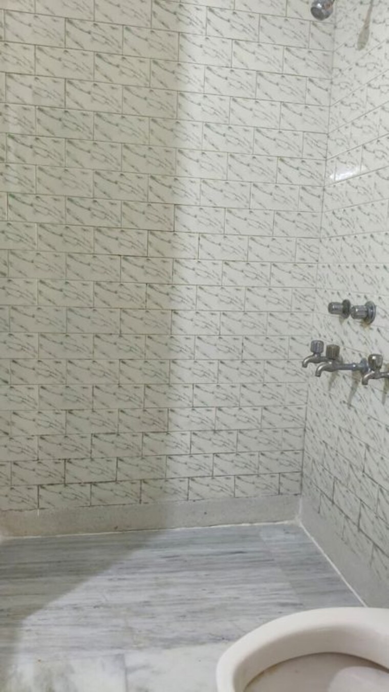 Bathroom, lajpat nagar 4 3 Bedroom 1125 Sq.Ft. Builder Floor In Lajpat Nagar 4 Delhi 10362547