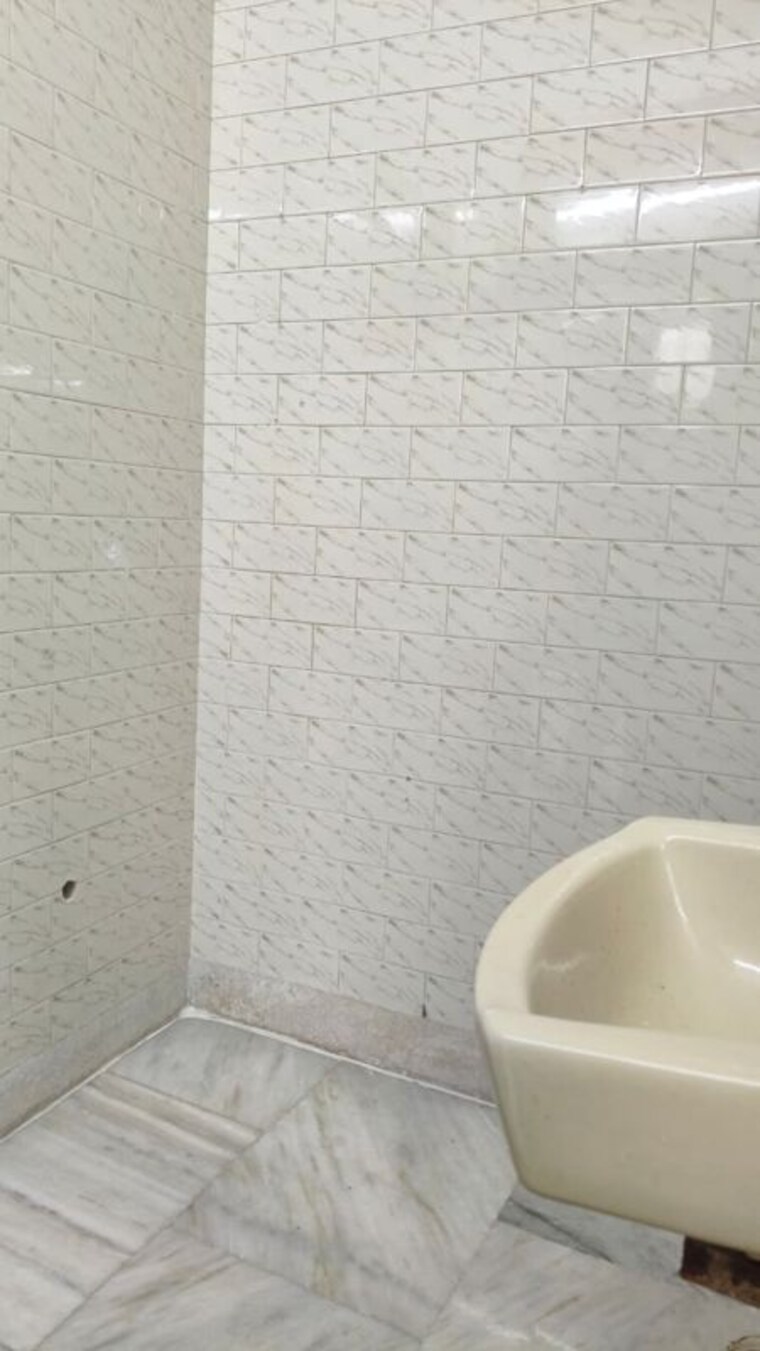 Bathroom, lajpat nagar 4 3 Bedroom 1125 Sq.Ft. Builder Floor In Lajpat Nagar 4 Delhi 10362547