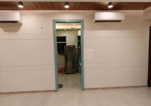 Room in 3 BHK Apartment at Experion Capital, Gomti Nagar – for Rent
