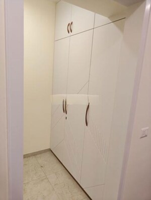 Bathroom in 3 BHK Apartment at Experion Capital, Gomti Nagar – for Rent