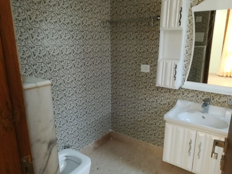 Bathroom, sarita vihar 3 Bedroom 2000 Sq.Ft. Builder Floor In Sarita Vihar Delhi 10362742