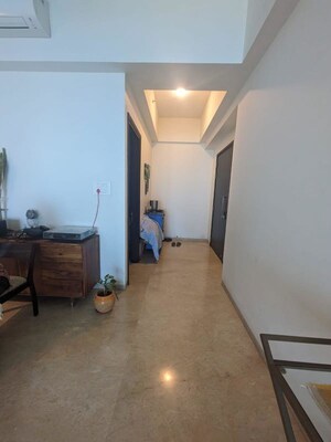 Room in 4 BHK Apartment at Kalpataru Horizon, Worli – for Rent