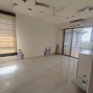 Room in 5 BHK Apartment at Oberoi Realty Sky Heights, Andheri West – for Rent