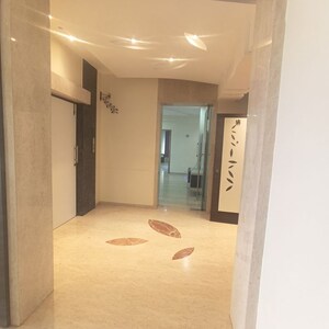 Room in 5 BHK Apartment at Oberoi Realty Sky Heights, Andheri West – for Rent