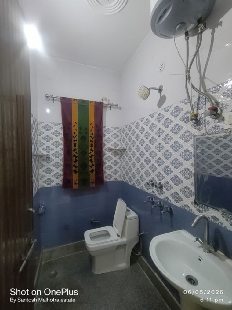 Washroom, dwarka mor 2 Bedroom 55 Sq.Yd. Builder Floor In Dwarka Mor Delhi 10362865
