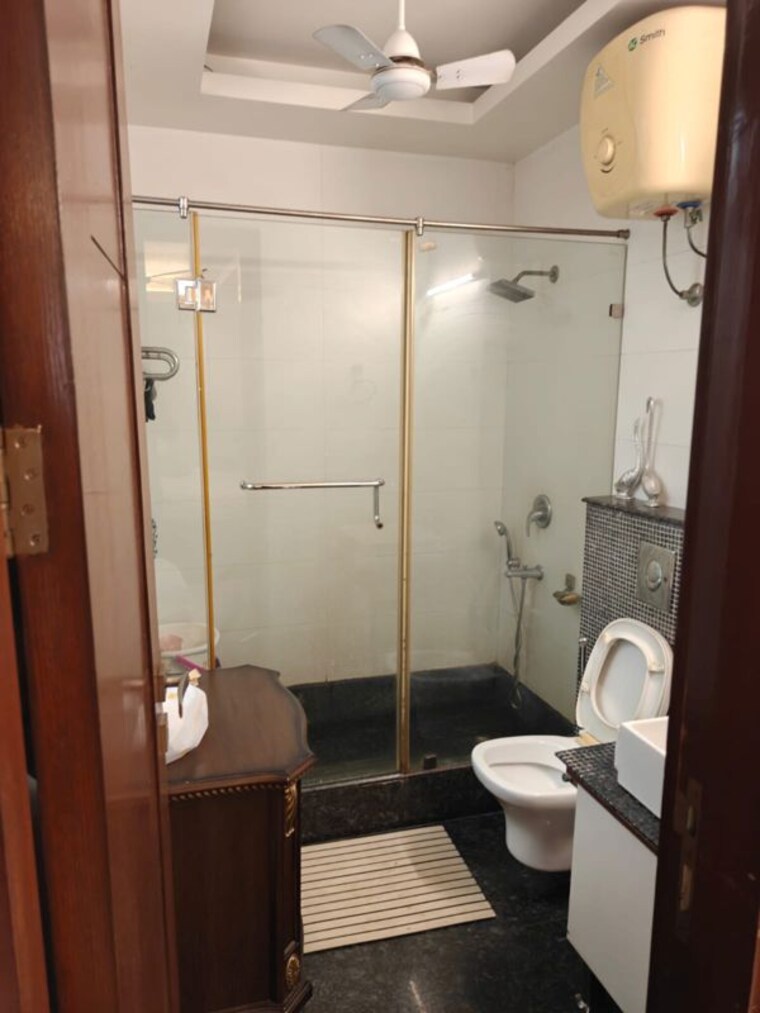 Bathroom, greater kailash i 3 Bedroom 208 Sq.Yd. Builder Floor In Greater Kailash I Delhi 10362892