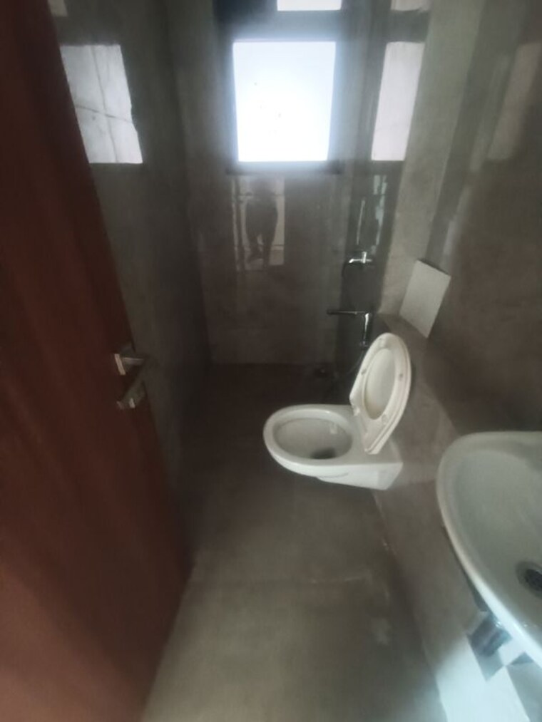 Bathroom, sheth-auris-bliss 2 Bedroom 950 Sq.Ft. Apartment In Malad West Mumbai 10362918