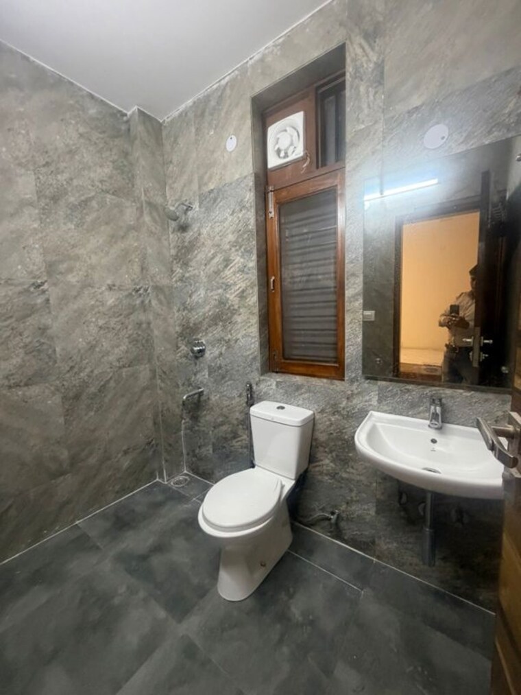 Bathroom, sector 30 3 Bedroom 1200 Sq.Ft. Builder Floor In Sector 30 Gurgaon 10362920