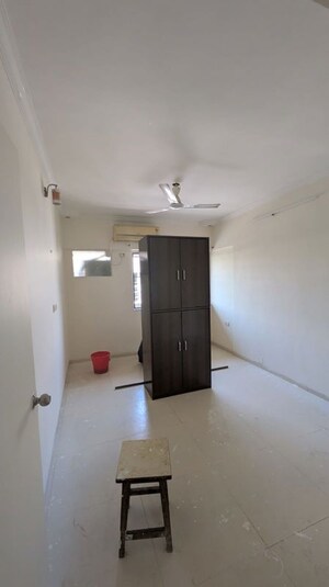 Room in 3 BHK Apartment at Ashish Swapnalok Towers, Goregaon East – for Rent