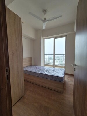 Room in 2 BHK Apartment at Godrej Golf Link Villas, Sector 27 Yamuna Expressway – for Rent