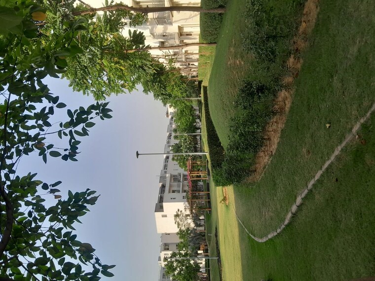 Garden, godrej-golf-link-villas 4 Bedroom 220 Sq.Yd. Villa In Sector 27 Yamuna Expressway Greater Noida 10363132