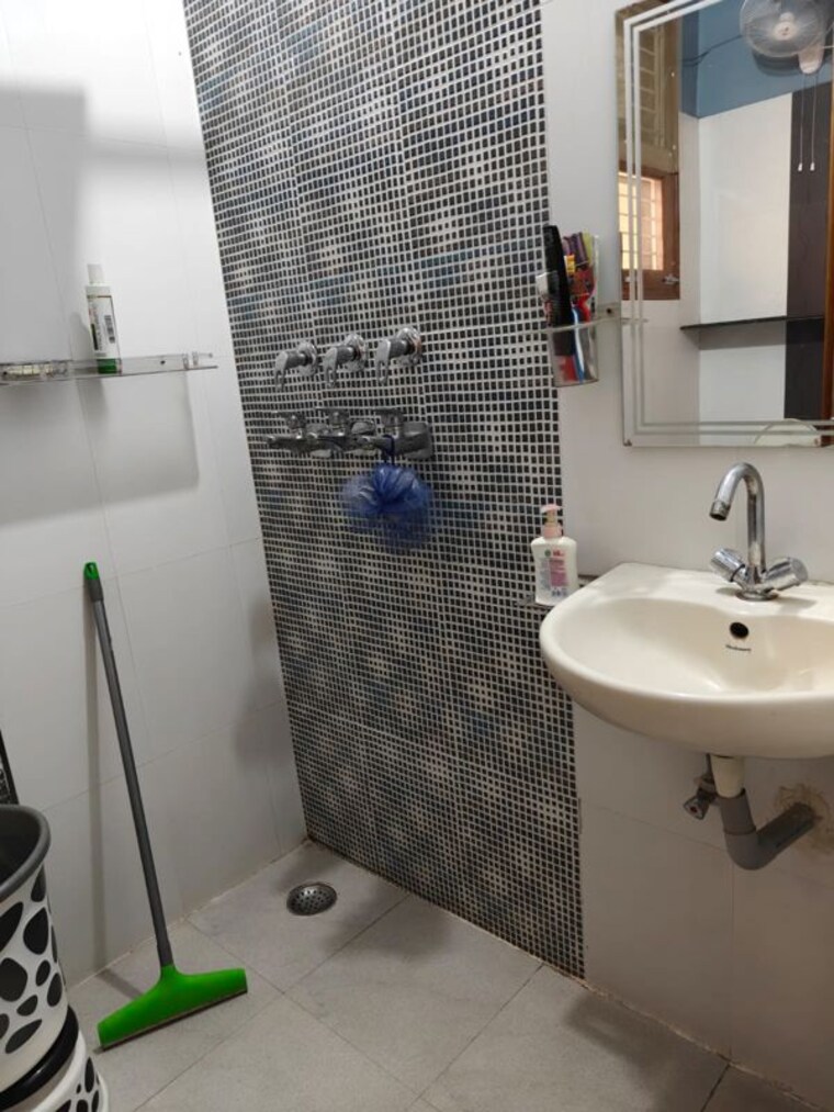 Bathroom, ansal-avantika 3.5 Bedroom 239 Sq.Yd. Builder Floor In Shastri Nagar Ghaziabad 10363153