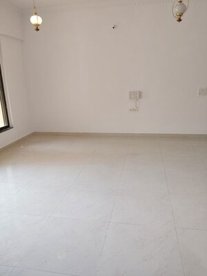 Room in 3 BHK Apartment at Valencia Apartment, Andheri West – for Rent