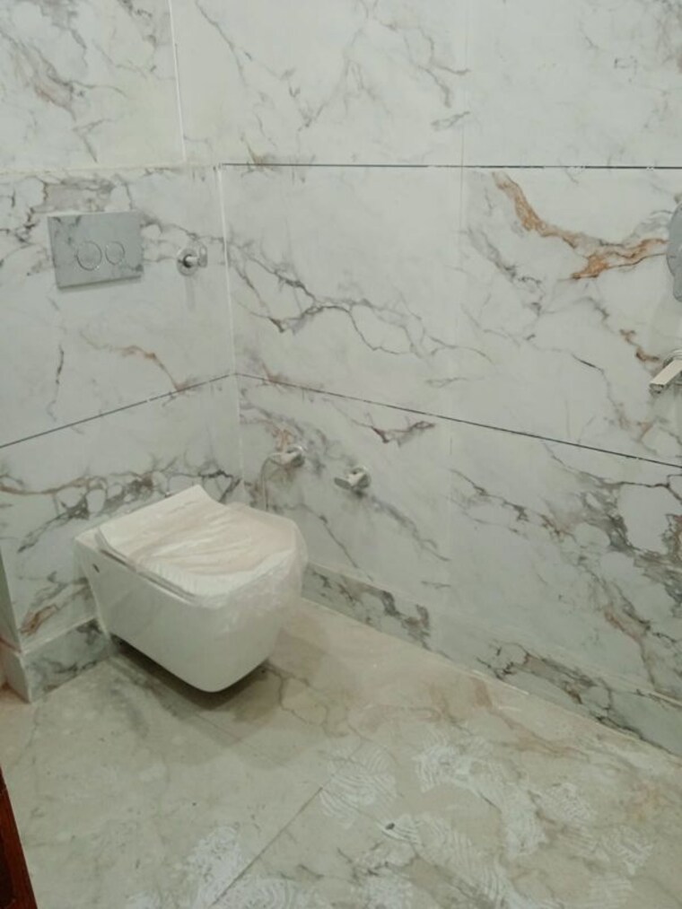 Bathroom, shastri nagar 2 Bedroom 65 Sq.Yd. Builder Floor In Shastri Nagar Delhi 10363185