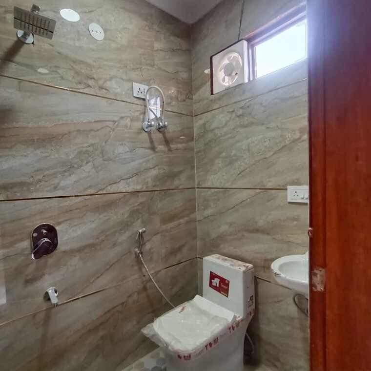 Bathroom, govindpuri 3 Bedroom 900 Sq.Ft. Builder Floor In Govindpuri Delhi 10363273