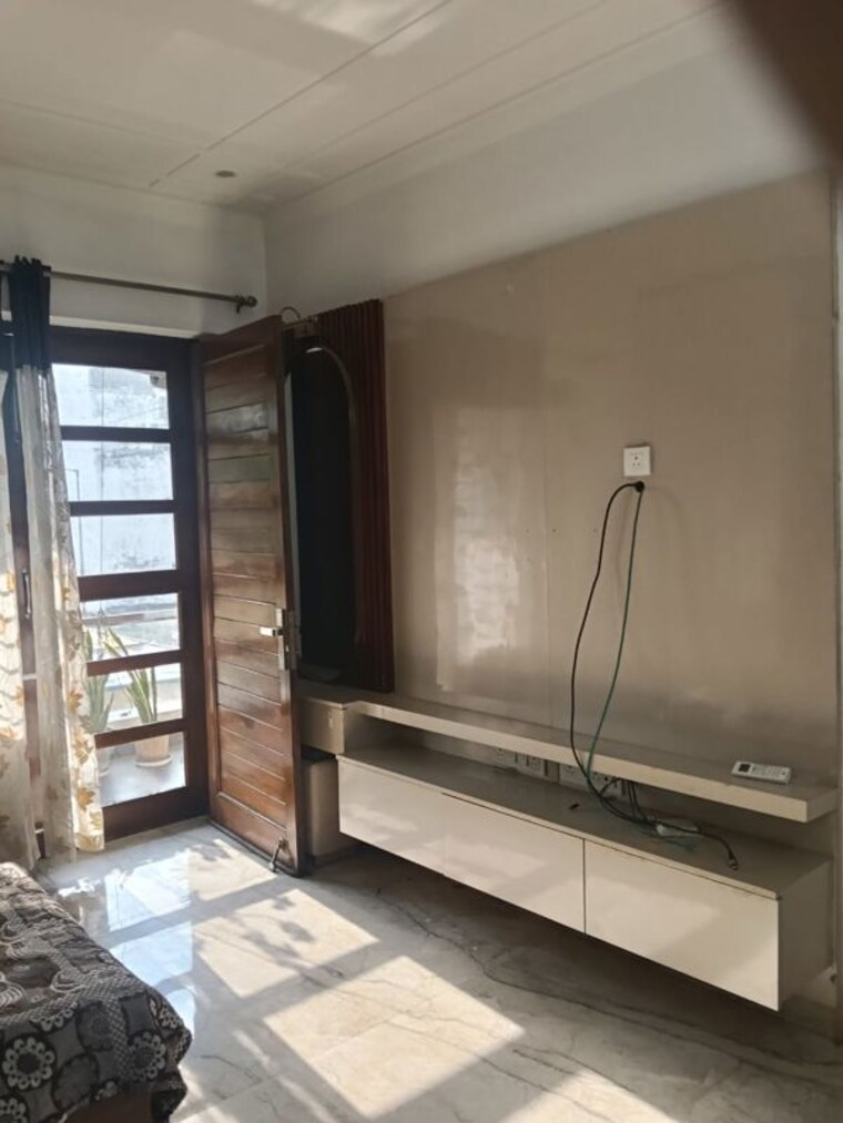 Living Room, sector 85 3 Bedroom 250 Sq.Yd. Builder Floor In Sector 85 Faridabad 10363374