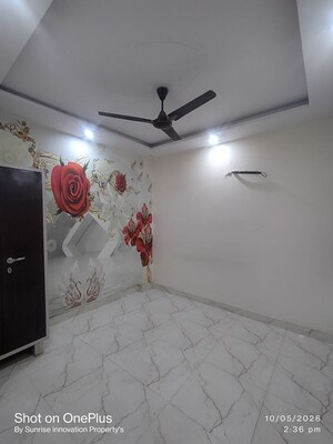 Room in 3 BHK Builder Floor at Dwarka Mor – for Rent