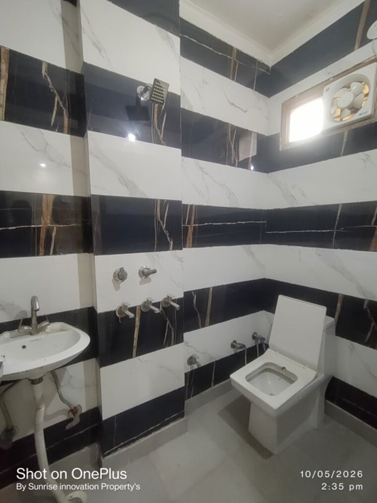 Attached Bathroom, dwarka mor 3 Bedroom 110 Sq.Yd. Builder Floor In Dwarka Mor Delhi 10363398