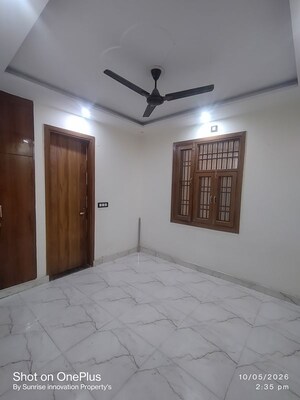 Room in 3 BHK Builder Floor at Dwarka Mor – for Rent